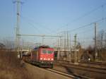 Die 155 091-2 durchfhrt am 9.2.08 den Bf.Wittenberg mit einem langen Tds-Zug richtung Leipzig.