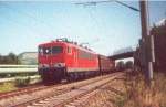 Die 155 142 mit einem Gterzug unterwegs auf der Saalebahn in Jena im Juli 2001