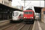 Der ICE-TD von Kopenhagen fhrt in Ludwigslust an der 155 040-9 vorbei. 15.04.2008