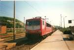 Die 155 220 wartet im Juni 1997 im Bahnhof Sassnitz nach Ihrer Ankunft aus dem Sassnitzer Hafen auf Ausfahrt Richtung Festland. 