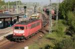 155 214-0 zieht einen Gterzug aus dem Bahnhof von Ludwigslust.