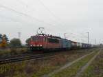 155 151 taucht mit einem KLV-Zug bei Wiesental (KBS 700 Mannheim-Karlsruhe) aus dem Nebel auf.