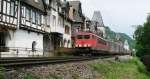 155 175 fuhr am 15. Mai 2008 mit dem  Mega Kombi -KLV-Zug in Bacharach die linke Rheinstrecke flussaufwrts. Inzwischen hat sie eine Huptuntersuchung hinter sich und prsentiert sich mit Einholmstromabnhemern, neuem Lack und neuen  Schenker-Balen .