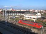 Im Bahnhof Wismar steht eine 155 vor dem Rundschuppen mit Drehscheibe. Im Gebude daneben war die Lokleitung untergebracht. 13.11.2008