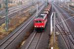 155 084 bespannt am 04.12.08 einen Kieszug in Richtung Halle/Leipzig, fotografiert bei der Durchfahrt in Bitterfeld.