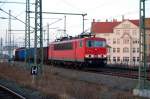 155 137 kommt am 28.12.08 mit einem kurzen Gterzug aus dem Rangierbahnhof Halle(S) und passiert den Hbf.