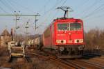 155 010-2 kommt mit ihren Kesselwagen in den Bahnhof Schwerin eingefahren. Im Hintergrund das Stellwerk W3. 30.12.2008