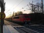 155 163-9 bei der Durchfahrt mit einem Erzbomber durch Hamburg-Harburg am 2.01.09.