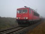 155 127 war am 8.11.2008 mit einem Gterzug auf der KBS 595 unterwegs. Der Zug durchfhrt hier einen Einschnitt zwischen Etzleben und Smmerda. 