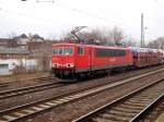 155 110-0 durchfhrt mit einem gemischten Gterzug in Richtung Sden den Bahnhof Magdeburg-Buckau.