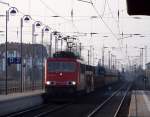 155 017-7 zieht hier einen Gterzug durch den Lbbenauer Bahnhof.