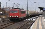 155 057 durchfhrt mit einem Kesselwagenzug den Bhf von Bamberg.