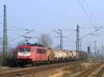 Beim Warten auf den Zug zurck nach Dresden rauschte die 155 214-0 (orientrot mit  Ltzchen ) vorbei und bildete damit einen krnenden Abschluss meines Ausflugs nach Priestewitz am 4.4.2009.