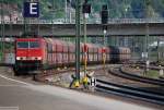 Achtung Zugdurchfahrt auf Gleis 5 (II). Es schleicht sich 155 057-3 mit einem Ganzzug durch das planlos reduzierte stliche Gleisvorfeld des Hauptbahnhofs Heidelberg an und erreicht den Bahnsteig. (16. April 2009, 16:57)