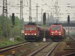 155 231-4 und 185 220-1 warten vor dem Bahnhof Magdeburg-Sudenburg auf die Weiterfahrt.