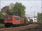 155 087 hat  strahlende Ladung  am Haken und passiert auf dem Weg zum Rangierbahnhof Hagen-Vorhalle den ehemaligen Bahnhof Westhofen. (15.04.2009)