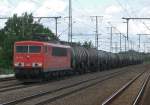 155 113-4 zieht einen Kesselwagenzug durch den Bahnhof Golm. 2009-05-27.