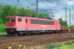 Im Hintergrund Gewitterwolken, im Rcken strahlender Sonnenschein, so geblendet prsentierte sich 155 120-9 in Gremberg bei Ausfahrt Richtung Sdbrcke. (Mai 2009).