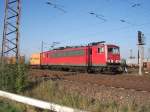 BR 155 055-7 ist gerade mit einem Containerzug vom Norden in Magdeburg - Rothensee Rbf angekommen. Rechts von der Lok sieht man den ablsenden Lokfhrer. (13.10.05)