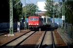 BERLIN, 21.07.2009, 155 148-0 der DB Railion Logistics auf Gegenkurs (fotografiert durch die Scheibe hinter dem Führerstand von 423 511-5, einer der beiden Stuttgarter S-Bahnen im S-Bahn-Ergänzungsverkehr) zwischen Wedding und Gesundbrunnen