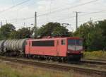 155 093-8, noch mit Ltzchen und Scherenstromabnehmer, kommt mit einem Kesselwagenzug aus Richtung Braunschweig in den Magdeburger Hauptbahnhof gefahren.
