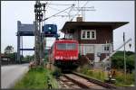 155 117-5 Tfzf nach Mukran. Fotopunkt ist die Ziegelgrabenbrcke Blickrichtung Insel Rgen.  Stralsund am 28.06.09 