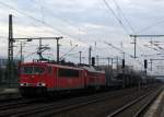 155 246-2 mit 232 498-6 und einem langen gemischten Gterzug am 30.11. in Berlin Schnefeld. 