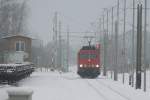 155 037-5 steht am 19.01.2010 bei Schneefall am Stellwerk Scf in Schwedt/Oder