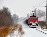 155 091 hat mit einem eisigen Gesichtsausdruck den Bf Stralsund verlassen und macht sich auf den Weg nach Rostock, 20.01.2010