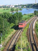 Ein tschechischer Schubverband tuckert elbaufwrts und 155 273 macht eine Leerfahrt bei Dresden-Kemnitz - 23.06.2005
