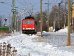 155 019 kam Lz aus Richtung Stralsund um im Greifswalder Bahnhof sich durch den Schnee an ihren Zug zu schieben, 05.02.2010