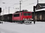 155 195 schiebt sich durch den verschneiten Bf Stralsund bevor es weiter nach Rostock geht am 13.02.2010