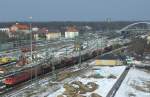 155 118 fuhr heute mit einem gemischten Gterzug durch den gerade im Umbau befindlichen Dessauer Hauptbahnhof.
Da die Gleise 3-5 gesperrt sind und Gleis 1 und 2 regulr fr Personenverkehr gelten, fuhr der Zug ber Gleis 1a und wechselte Im GLeisvorfeld wieder auf die eigentlichen Richtungsgleise Richtung Bitterfeld.
Rechts neben den Gleisen ist ein Neubau, von dem ich glaube, dass es das neue ESTW ist. (kann wer weiterhelfen?)
Dessau, der 9.3.2010