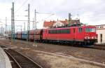 155 111 zieht am 14.03.10 einen Kohlenzug aus dem Rbf Halle(S) kommend am Hbf vorbei. Fotografiert vom letzten Bahnsteig.