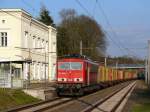 155 086 mit einem Containerzug bei Durchfahrt durch Friedrichsruh - das Bahnhofsgebäude wurde 1846 erbaut und ist damit eines der ältesten in Deutschland - in Richtung Hamburg; 23.04.2010
