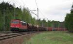 155 182-9 mit einem Holzzug kommt hier durch Bestensee gedonnert. 01.05.2010