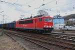 155 163-9 zieht einen langen Gterzug mit leeren Schotterwagen in Richtung Ruhrgebiet durch den Brackweder Bahnhof.