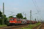 155 236-3 fhrt mit einem Autozug durch Priestewitz. (22.5.2010)