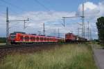 424 509-2 und 155 114-2 mit einem gemischten Gterzug am 19.06.2010 bei Dedensen/Gmmer.