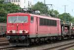 Die 155 229-8 zieht einen Autozug durch Kln West am 13.08.2010