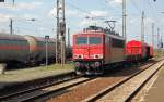 Angekommen auf dem Bahnhof Grokorbetha, zieht 155 135 am 10.08.10 einen modellbahngerechten Gterzug Richtung Weimar.