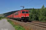 Bei uns eine Plage,hier schon eine Raritt! 155 140-7 mit einem aus roten Containern bestehenden Zug schleicht an den wartenden Fotografen vorbei (Thngersheim 21.08.10)