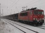 155 030 mit dem Rhrenzug nach Mukran unterwegs bei Schneefall am 09.Dezember 2010 in Bergen/Rgen.