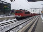  Energie-Container  155 086-2 scheint sich wohl fr seinen Besitzer zu schmen, als er am 16.12.2010 einen leeren Flachwagen-Gterzug durch Bielefeld zieht.