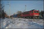 Bei schnstem Winterwetter durcheilt 155 178-8 mit ihrem Erzzug am 18.12.2010 die Berliner Wuhlheide.