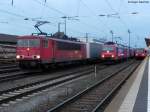 In der Abenddmmerung des 11.02.2011 warteten in Bruchsal 2 Gterzge auf Ihre Weiterfahrt. Links die 155 043-3 mit einem Containerzug, daneben die 482 031-2 mit zwei weiteren 482er und einem lzug.