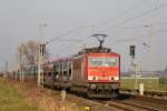 155 222-3 mit Autos gen Aachen-West/Montzen (B) bei der Durchfahrt in Herrath, 3.3.11
