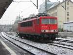 155-212 bei Schneefall am 27.12.2005 in Worms Hbf abgestellt.