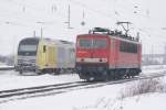 155 013-6 im Nachschu,an abgestellter ER 20-002 im Rangierbahnhof Grokorbetha, Richtung Leipzig vorbeifahrend,30.12.2010