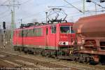 DB E-Lok 155 269-4 mit Gterzug, am Signal, die Ausfahrt aus dem Bahnhof Berlin Schnefeld-Flughafen erwartend.